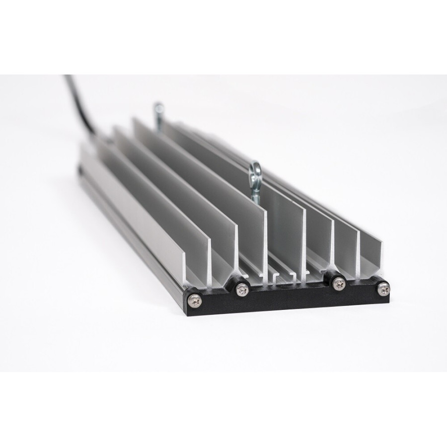 Lampe LED SANlight Stixx 50, dissipateur aluminium à ailettes, isolé sur fond blanc, connecteur et visserie visibles.