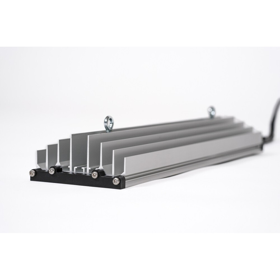 Lampe LED pour culture indoor SANlight Stixx 50, profil aluminium, dissipateur fin argenté et support noir, câbles en arrière.