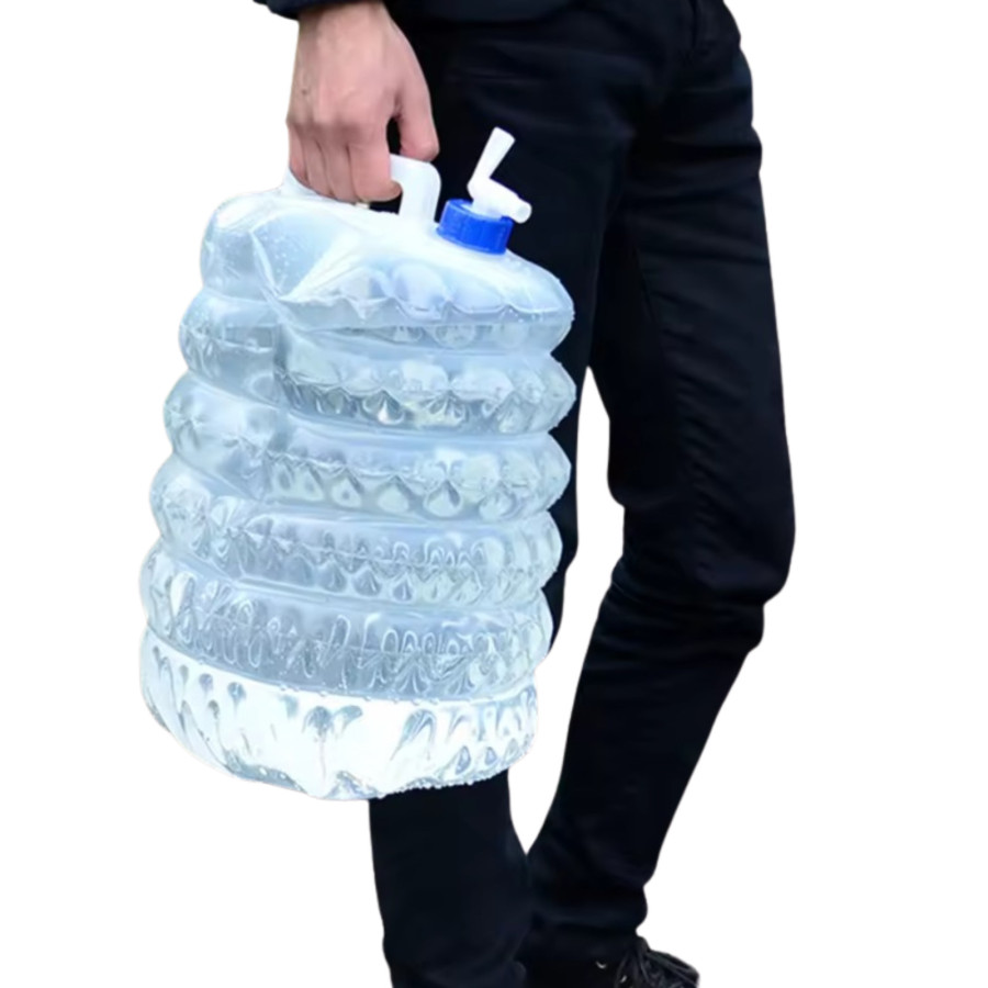 Réservoir pliable 10L transparent en PE+PP, à bouchon bleu, porté par une personne en pantalons noirs.