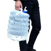 Réservoir pliable 10L transparent en PE+PP, à bouchon bleu, porté par une personne en pantalons noirs.