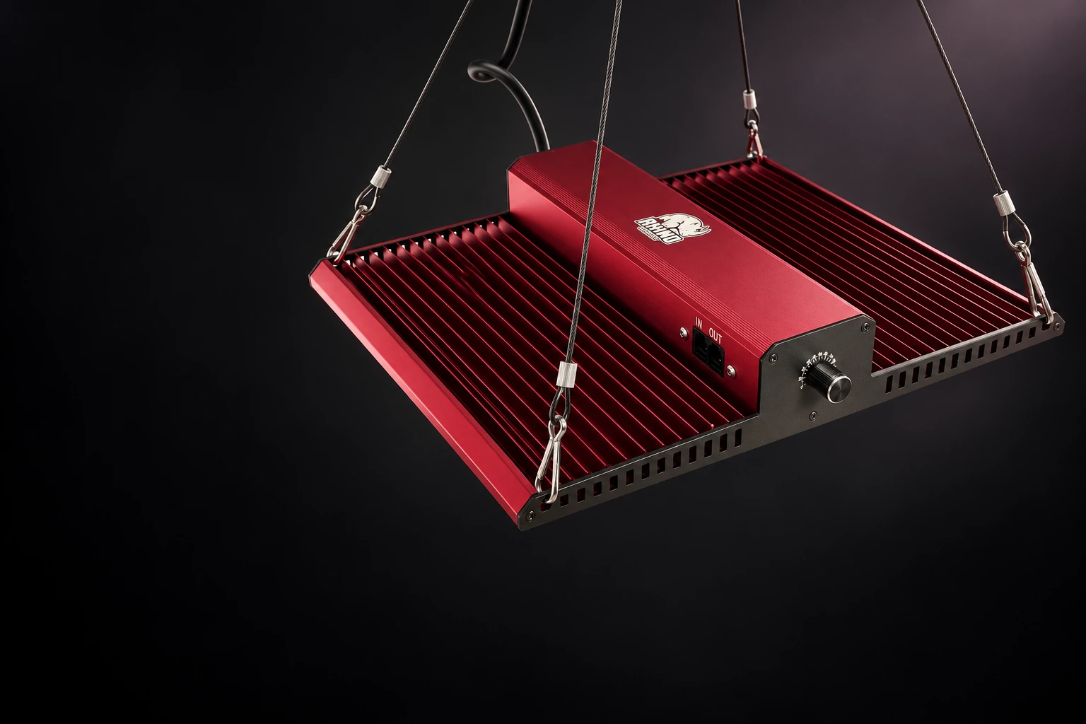 Vue publicitaire IA du Rhino 260 PRO V3, métal rouge sur fond graphite